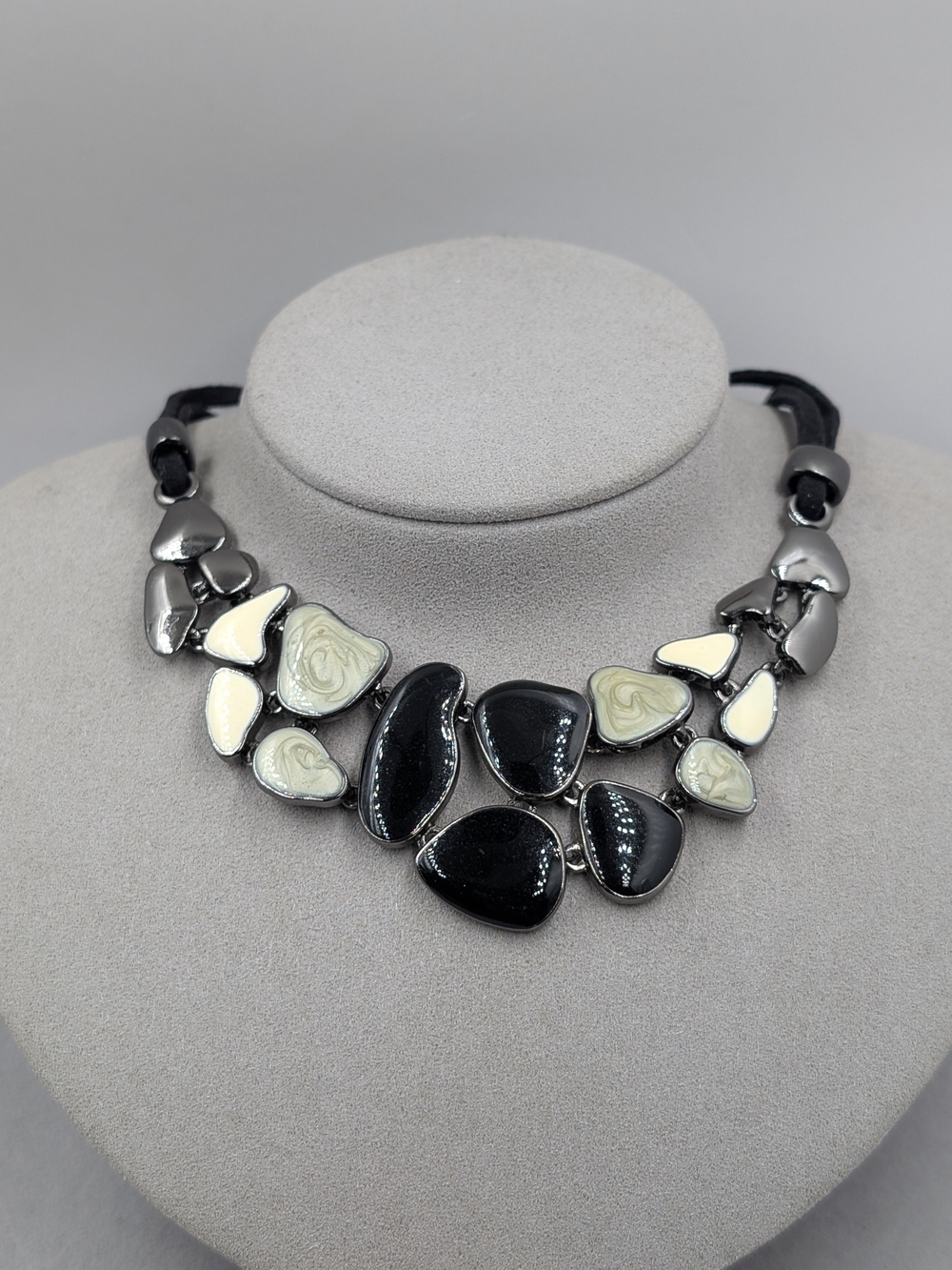 Lia Sophia Black Cream Gray Pebble Statement Bib Necklace | 1206